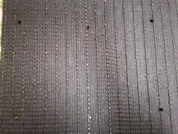 Apakah lem di bagian belakang rumput sintetis berbahaya?